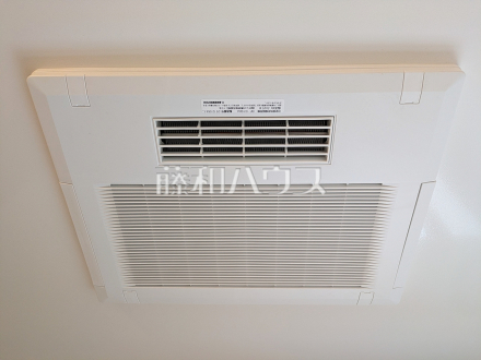 1号棟　浴室換気乾燥機　【与那原町字与那原】　浴室換気乾燥機は梅雨の時期等、なかなか乾かない洗濯物を干すのに役立ちます！
／撮影日2026/01/29