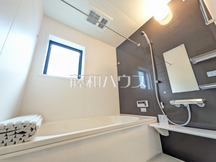 浴室 【日野市百草】
浴室はランドリーパイプ付きで、雨の日もお洗濯物を干せて便利です。 /撮影日2026/06/05