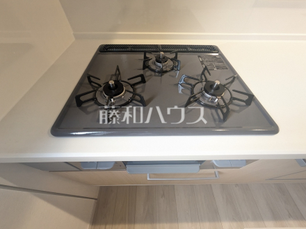 3口ガラストップコンロ フラットな表面で汚れも拭きとりやすく、お掃除が簡単な3口ガラストップコンロ /撮影日2026/06/05