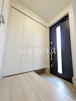 ≪6号棟　玄関≫大容量のシューズインクロークで玄関もスッキリ　【府中市清水が丘３丁目】／撮影日2026/02/06