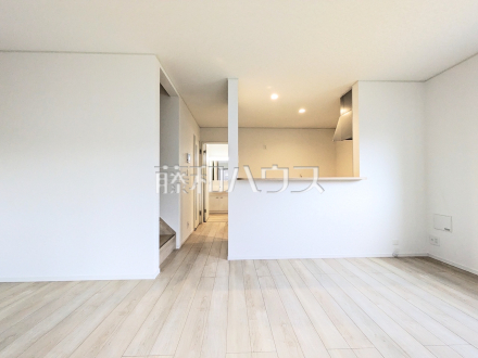 ≪6号棟　リビング≫家族の存在を近くに感じ、心安らぐこの空間はいつも心地よく、気が付けば楽しい一日が終わろうとしている、そんな憩いのリビングです。　【府中市清水が丘３丁目】／撮影日2026/02/06