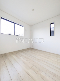 ≪6号棟　居室≫木目が美しいウッディなフローリングの居室は、穏やかで心安らぐ空間となるでしょう。【府中市清水が丘３丁目】／撮影日2026/02/06