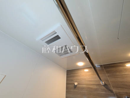 浴室換気乾燥機　【国立市中３丁目】　雨の日の強い味方！浴室換気乾燥機付きユニットバスで洗濯物が乾かせます。
／撮影日2026/04/10