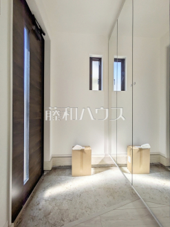 ≪1号棟　玄関≫お出かけ前の『身だしなみチェック』にかかせない“姿見鏡”も完備されております♪　【府中市小柳町２丁目】／撮影日2026/04/12