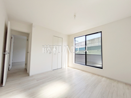 ≪1号棟　居室≫バルコニーへダイレクトに出られる居室には季節を感じられる嬉しい空間があります。【府中市小柳町２丁目】／撮影日2026/04/12