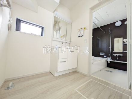 ≪1号棟　洗面所≫左右どちらからでも開閉できる便利な三面鏡洗面化粧台は、鏡裏には日常で使うものがたっぷり入ります。　【府中市小柳町２丁目】／撮影日2026/04/12