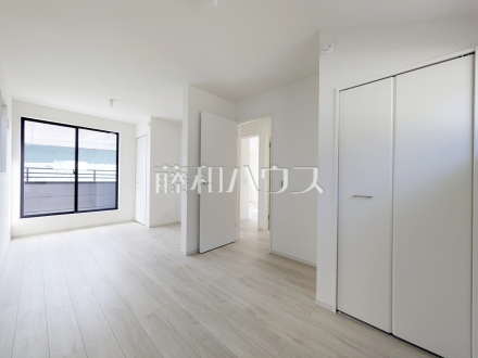 ≪1号棟　居室≫各部屋に収納も完備されるため、部屋もしっかり片付きそうですね♪　【府中市小柳町２丁目】／撮影日2026/04/12