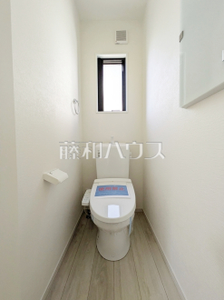 ≪1号棟　トイレ≫温水洗浄便機能付きトイレで清潔にご使用いただけます。　【府中市小柳町２丁目】／撮影日2026/04/12
