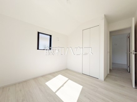 ≪1号棟　居室≫各居室に収納スペース完備！【府中市小柳町２丁目】／撮影日2026/04/12