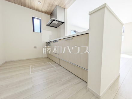 ≪1号棟　キッチン≫窓のある明るい空間！対面式なのでコミュニケーションの取りやすいキッチンです☆　【府中市小柳町２丁目】／撮影日2026/04/12