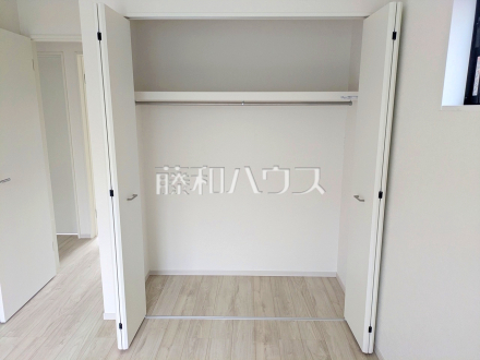 ≪2号棟　収納≫枕棚とハンガーパイプで効率良く、たくさん収納できるクローゼット！お部屋をきれいに保てそうですね。　【府中市小柳町２丁目】／撮影日2026/04/10