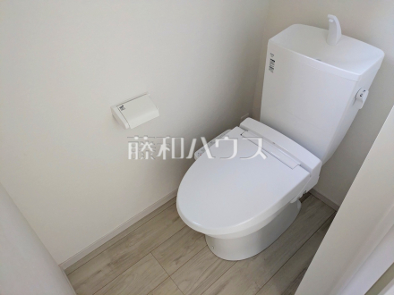 ≪2号棟　トイレ≫温水洗浄便機能付きトイレで清潔にご使用いただけます。【府中市小柳町２丁目】／撮影日2026/04/10
