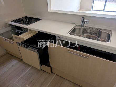 ≪2号棟　キッチン≫ビルトイン食洗機は毎日の家事を軽減させてくれます。またワークトップも広々使え機能性も向上します。　【府中市小柳町２丁目】／撮影日2026/04/10