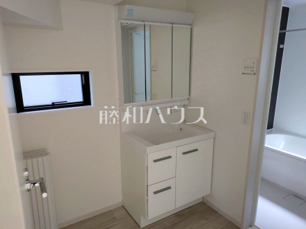 ≪2号棟　洗面所≫ 洗面化粧台のボウルは汚れにくく、幅も広めでお掃除も楽々できます。 【府中市小柳町２丁目】／撮影日2026/04/10