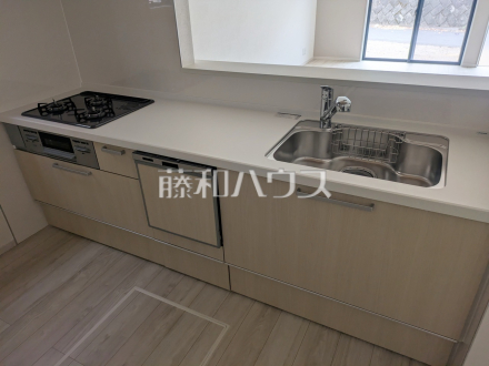 ≪2号棟　キッチン≫ご家族やお友達とのお食事やティータイムを楽しめる対面キッチン。お食事やお茶の準備をしながらでも、自然と会話の輪が広がります。　【府中市小柳町２丁目】／撮影日2026/04/10