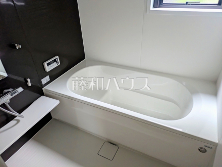 ≪2号棟　浴室≫足を伸ばして入れるバスタブで、ゆっくり一日の疲れを癒して下さい。【府中市小柳町２丁目】／撮影日2026/04/10
