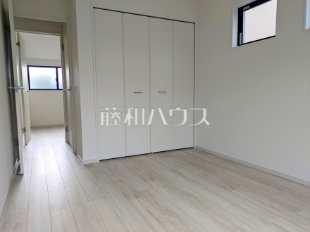 ≪2号棟　居室≫木目が美しいウッディなフローリングの居室は、穏やかで心安らぐ空間となるでしょう。　【府中市小柳町２丁目】／撮影日2026/04/10