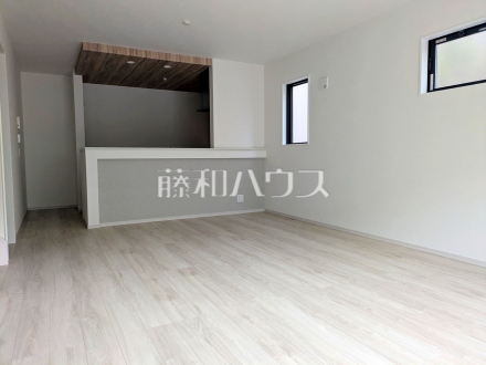 ≪2号棟　リビング≫大きなソファーを置いても圧迫感がない約17.2帖の広々LDK。窓からは陽光をたっぷり採り込み、明るく快適な団らん空間となっております。【府中市小柳町２丁目】／撮影日2026/04/10