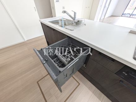 1号棟　食器洗浄乾燥機　【日野市大字日野】　目指せ時短！食洗機で大幅に家事が楽々に。空いた時間は家族の団らんや、食後のテレビ鑑賞やリラックスする時間にでき、毎日の暮らしにゆとりが生まれます。／撮影日2026/04/17