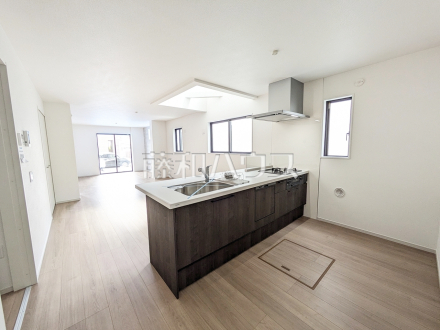 1号棟　リビング　【日野市大字日野】
キッチンから見渡せるリビングダイニングで、お料理中も会話が弾みます　／撮影日2026/04/17