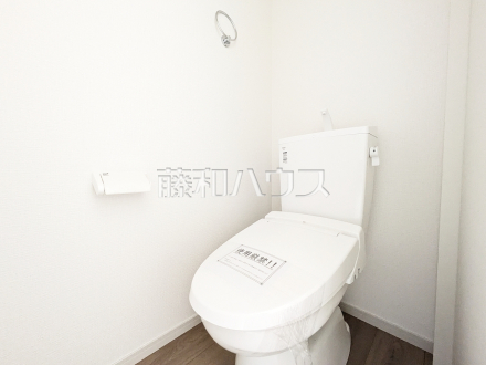 1号棟　トイレ　【日野市大字日野】
トイレはいつまでも清潔な空間を保てるように、目に留まるだけではなく、汚れを拭き取り易いフロアと壁紙にしました。　／撮影日2026/04/17