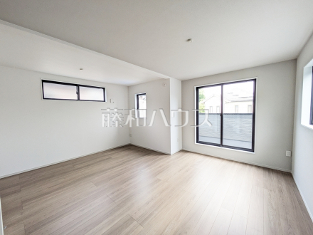 1号棟　居室　【日野市大字日野】
2ドア1ルームの洋室。お子様の成長に合わせ、小さいころは同じ部屋で、大きくなったら間仕切りすることも可能です。　／撮影日2026/04/17