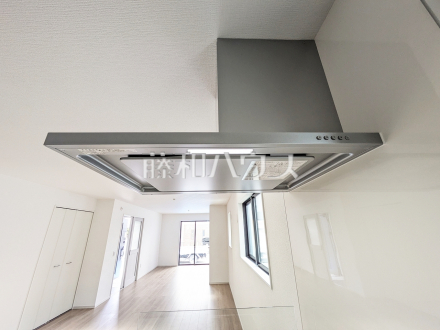 1号棟　レンジフード　【日野市大字日野】　お手入れのしやすいレンジフードは見た目もスッキリしていて、料理時の油煙やニオイを効率的に外に出せます。／撮影日2026/04/17