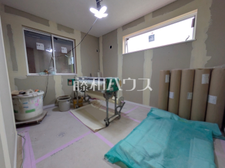 ≪居室(施工中)≫各居室は2面採光により、明るく開放的な空間となっています。【府中市緑町3丁目】/撮影日2026/08/28