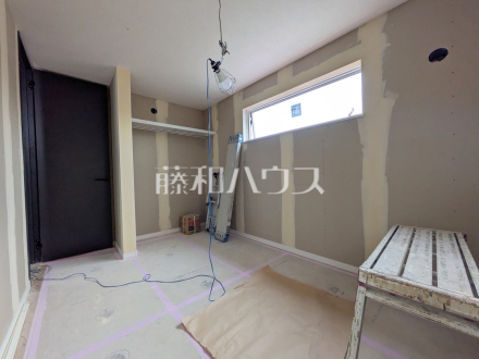 ≪居室(施工中)≫各部屋に収納も完備されるため、プライベート空間を生み出すことができます♪ 【府中市緑町3丁目】/撮影日2026/08/28