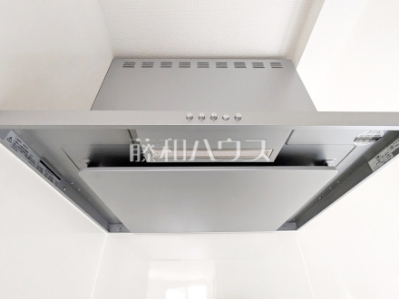 レンジフード　【多摩市豊ヶ丘１丁目】　お手入れのしやすいレンジフードは見た目もスッキリしていて、料理時の油煙やニオイを効率的に外に出せます。／撮影日2026/03/19