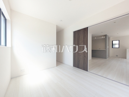 リビング隣の居室は、引き戸を開ければ続き間として約23帖超の広々空間となります。 　【新座市あたご３丁目】／撮影日2026/08/24