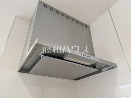レンジフード　【新座市あたご３丁目】　お手入れのしやすいレンジフードは見た目もスッキリしていて、料理時の油煙やニオイを効率的に外に出せます。／撮影日2026/08/24