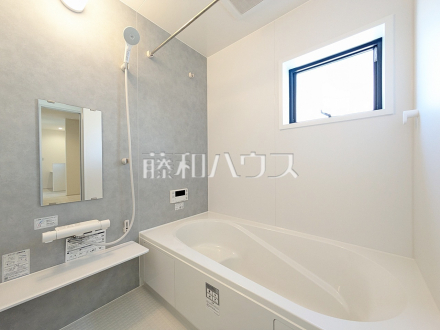 白を基調とした清潔感あふれるバスルームです 　【新座市あたご３丁目】／撮影日2026/08/24