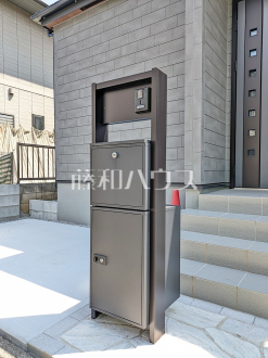 宅配ボックス　【新座市あたご３丁目】　ネット通販での荷物の受取り時に役立つ宅配ボックス！外出中でも帰宅時間を気にせず受け取れるのは便利ですね／撮影日2026/08/24