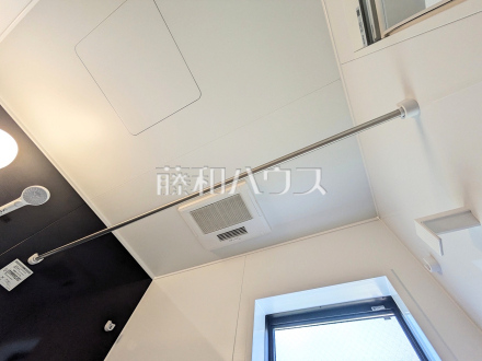 5号棟　浴室換気乾燥機　【東村山市久米川町２丁目】　雨の日の強い味方！浴室換気乾燥機付きユニットバスで洗濯物が乾かせます。
／撮影日2026/05/02
