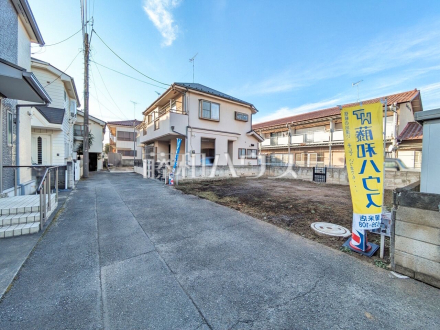  季節を問わず賑わいをみせる街を背景に広がる住宅エリア。天高い青空を見上げて建つ姿は、静かな住宅街に溶け込みながらやさしい香りを放つことでしょう。 【東久留米市中央町６丁目】／撮影日2026/01/15