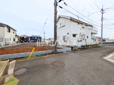 接道状況および現場風景　 同時期に生活をスタートさせるご家族の多い分譲地は、困ったときも心強い存在になりそうですね！【東久留米市前沢１丁目】／撮影日2026/04/24