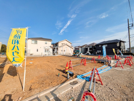 現場風景　【東久留米市前沢１丁目】 見学はしたいけど、なかなか時間が取れない・・・そんな方に出勤前や仕事終わりにマイホームを見学できるサポートをいたします。 ／撮影日2026/03/24