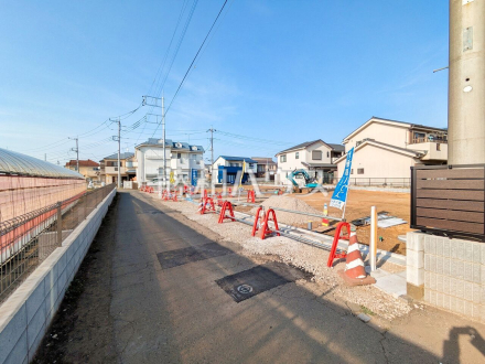 接道状況および現場風景　【東久留米市前沢１丁目】 平日のご案内も可能です。まずはお気軽にお問合せ下さいませ。 ／撮影日2026/03/24