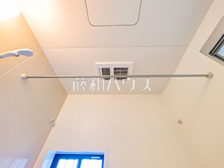 浴室乾燥機(浴室内上部)　雨の日の強い味方！浴室換気乾燥機付きユニットバスで洗濯物が乾かせます。 
／撮影日2026/06/06