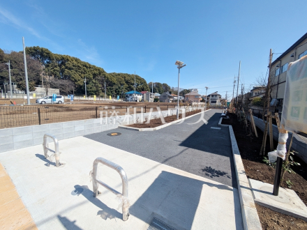 ≪佐須町5丁目公園≫ 分譲地に隣接した佐須町5丁目公園が身近な距離感です。お庭に近い感覚で、思い立ったら公園までふらっと立ち寄れます。 　【調布市佐須町５丁目】／撮影日2026/03/07