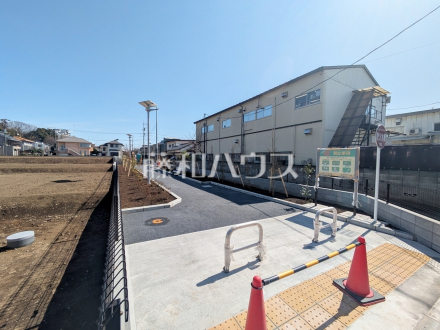 ≪佐須町5丁目公園≫ お天気がよい日は散歩をしながら、忙しい日常から少し離れてリラックス。公園はゆったりとした時間を満喫できる、身近な憩いの場所です。 　【調布市佐須町５丁目】／撮影日2026/03/07