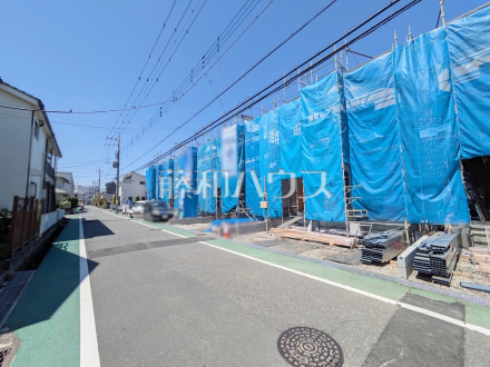 接道状況および現場風景　【日野市落川】
約6m道路面につき車の出し入れも楽々です。　／撮影日2026/04/16