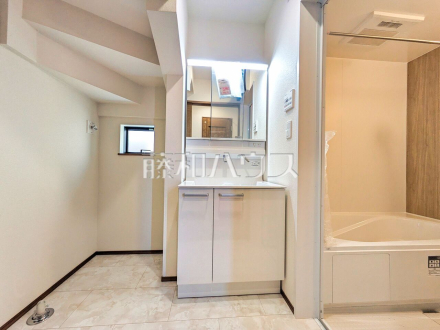 洗面ボウルは広々平らな底面なので付け置き洗い等できます。深さがあるので水も飛び散らず使い勝手便利です。 　洗面室　【西東京市北原町３丁目】　　 ／撮影日2026/04/09