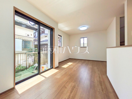 LDKには大きな窓が施され、明るさと通風を確保した快適な空間です。　リビング　【西東京市北原町３丁目】　　／撮影日2026/04/09