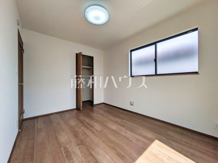 居室　【西東京市北原町３丁目】　　　木目が美しいウッディなフローリングの居室は、穏やかで心安らぐ空間となるでしょう。／撮影日2026/04/09