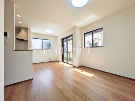  採光溢れるリビングで、家族団らんのひと時をお過ごし下さい。 【西東京市北原町３丁目】／撮影日2026/04/09