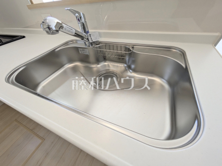 1号棟　浄水器一体型水栓　【府中市小柳町１丁目】　いつでもおいしいお水が飲める浄水器一体型水栓も完備 
／撮影日2026/04/16