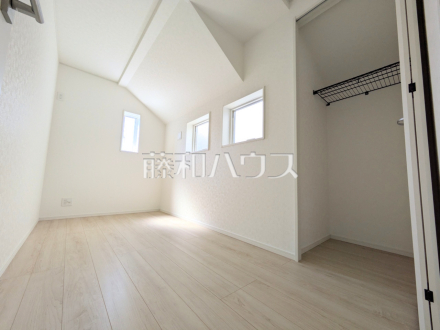 ≪1号棟　ストレージルーム≫ストレージルームは２面採光＋クローゼット付きで居室としてもご利用可【府中市小柳町１丁目】／撮影日2026/04/16