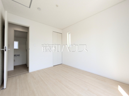 ≪1号棟　居室≫木目が美しいウッディなフローリングの居室は、穏やかで心安らぐ空間となるでしょう。【府中市小柳町１丁目】／撮影日2026/04/16